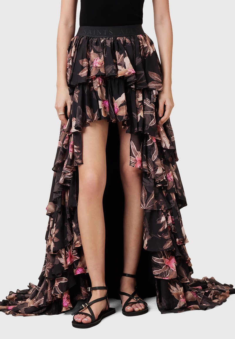 Blomstret maxiskørt med volanglag, der har en sort bund, rosa og brune blomster mønster, samt en bred elastisk talje. 