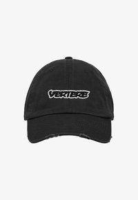 Gorra de béisbol negra con texto "VERTIERE" bordado en blanco en la parte frontal y ligero desgaste en el borde de la visera curva.