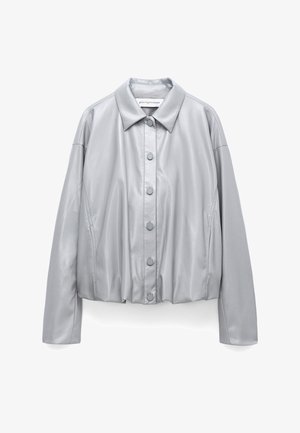 Hellgraue Lederjacke mit langen Ärmeln, Knopfverschluss vorne und klassischem Kragen.