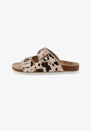 Șlapi maro și bej cu imprimeu cu vacă, două catarame reglabile, talpă interioară din plută și talpă exterioară albă din cauciuc.