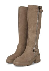 Botas de ante de color topo hasta la rodilla, con un tacón grueso, cremallera lateral y una correa con un detalle de hebilla plateada. Suela acanalada para mayor tracción.