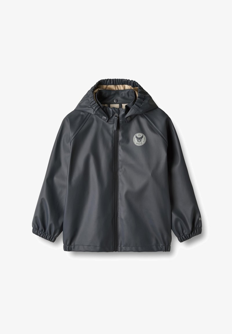 Veste pour enfants gris foncé, fabriquée en matériau imperméable. Dotée d'une capuche, de poignets élastiques et d'un patch logo sur la poitrine. Texture lisse.