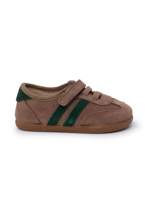 Zapato de ante marrón con franjas de fieltro verde y una correa ajustable de Velcro. La punta redondeada y la suela blanda mejoran la comodidad y flexibilidad.