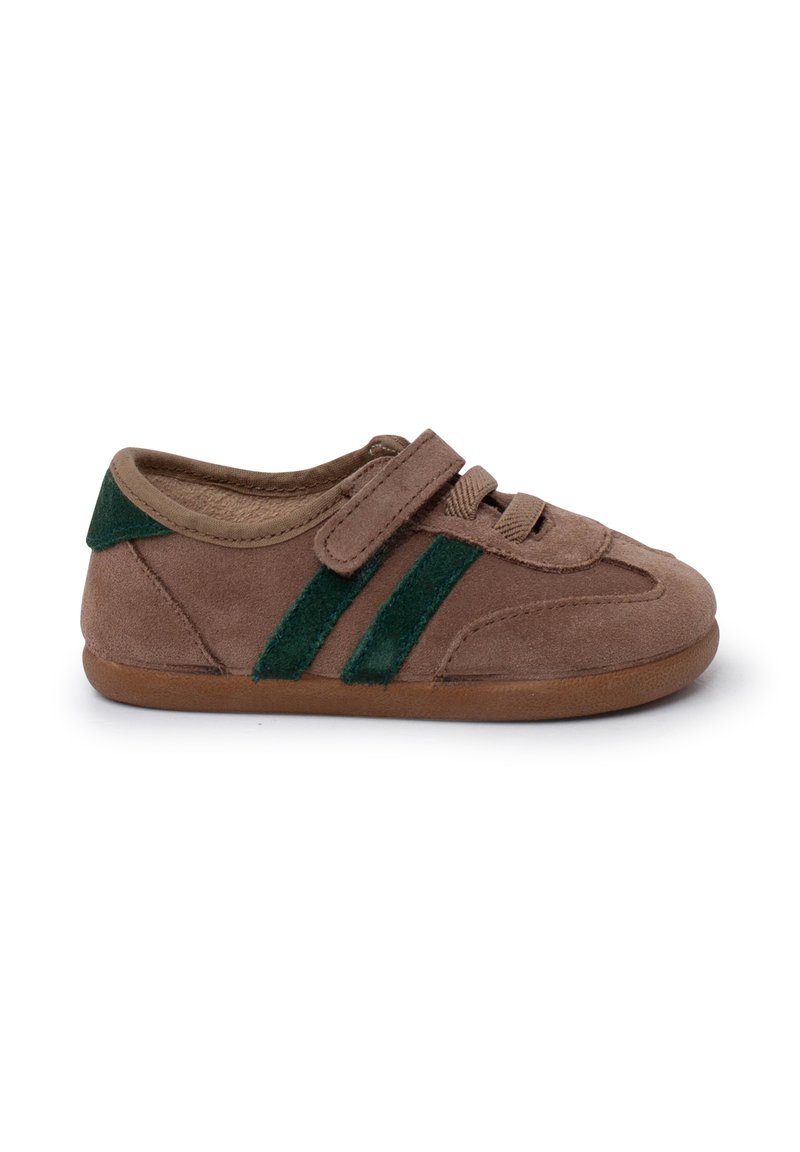 Chaussure en daim brun avec des rayures en feutre vert et une sangle réglable en Velcro. L'orteil arrondi et la semelle souple améliorent le confort et la flexibilité.