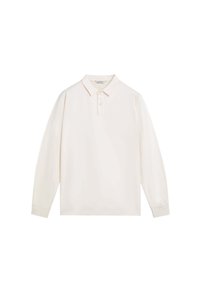 Camisa polo de manga larga en algodón color crema claro, con un cuello clásico, placket de tres botones y puños acanalados. Textura suave sin patrones.