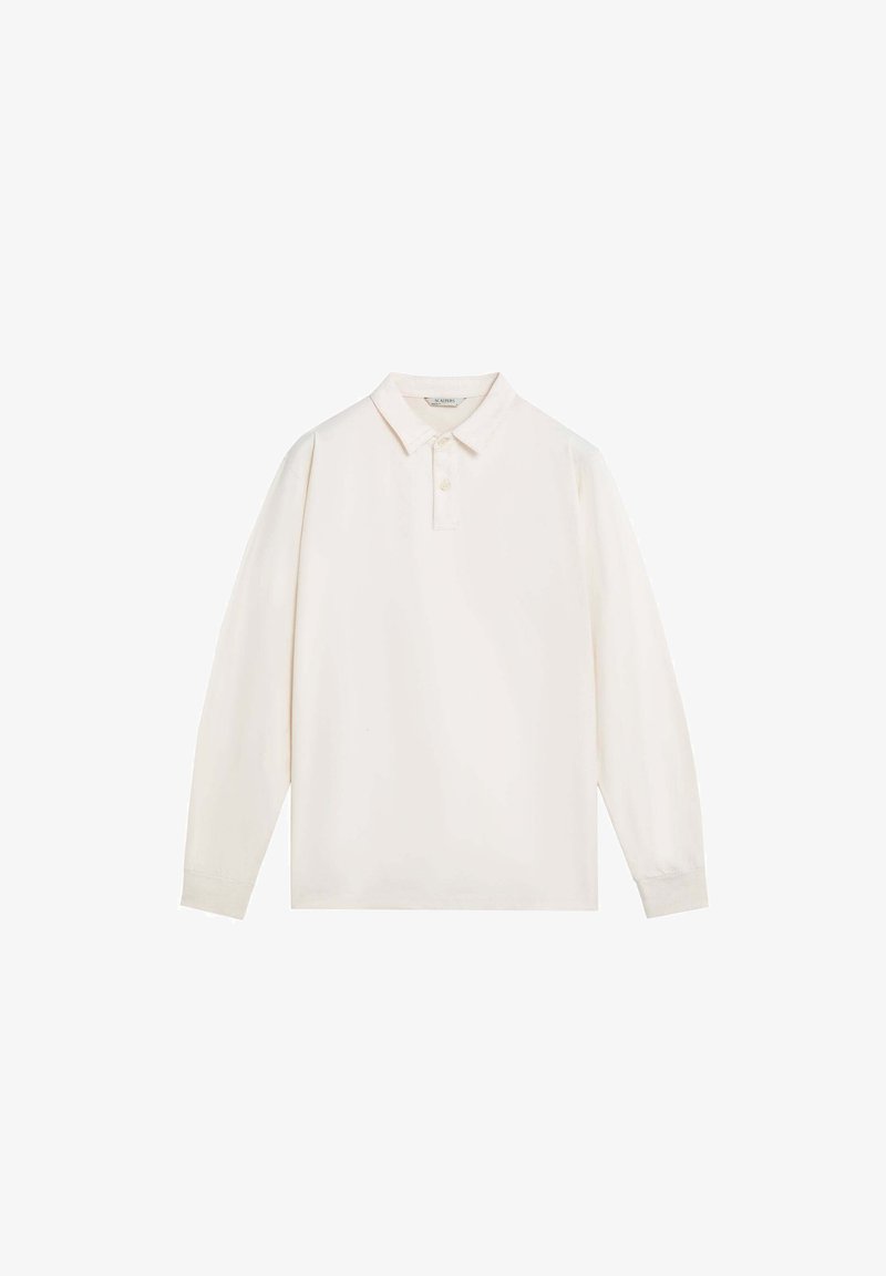 Camisa polo de manga larga en algodón color crema claro, con un cuello clásico, placket de tres botones y puños acanalados. Textura suave sin patrones.