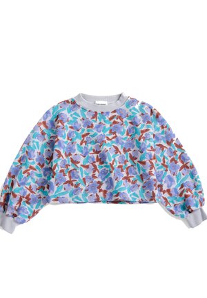 Langærmet cropped sweater med lilla, turkis og brun blomstermønster samt lys grå ribstrikket krave og manchetter.