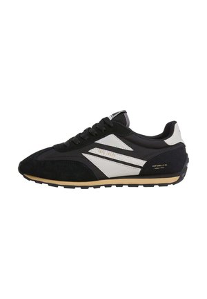 Basket basse noir et blanc avec semelle beige, lacets et marquage "Pepe Jeans" sur le côté et le talon.