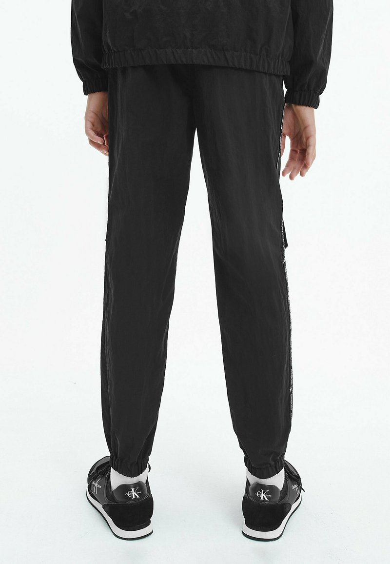 Kinder Stoffhosen | Calvin Klein Jeans Jogginghose black/schwarz - IB09161 Kinder Stoffhosen | Calvin Klein Jeans Jogginghose black/schwarz - IB09161