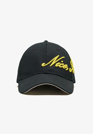 Zwarte honkbalpet met gele cursief geborduurde tekst "Nice," zichtbaar op het voorpaneel en de klep.