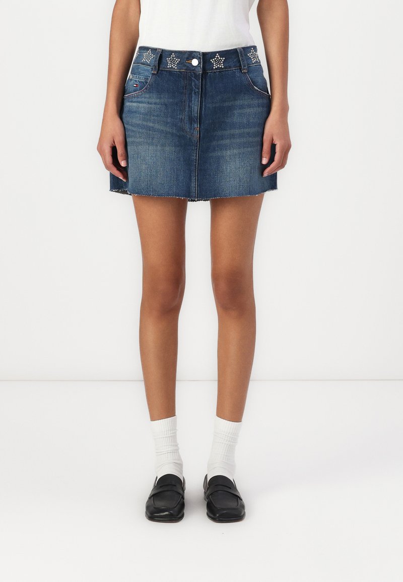 Tommy Jeans STUDDED MINI SKIRT - Minifalda - denim dark