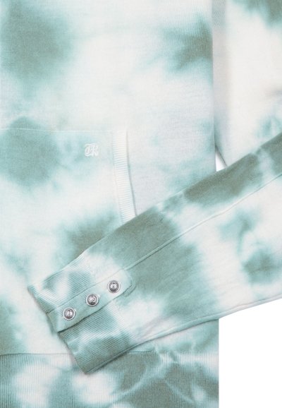 Sudadera de tie-dye en verde menta y blanco, con un bolsillo frontal y puños acanalados con tres botones de presión plateados. Material suave y texturizado.