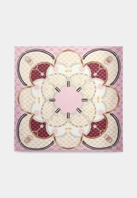 Foulard quadrato in seta con un design di mandala floreale in tonalità di rosa, bordeaux e crema, arricchito da accenti dorati e intricati motivi.