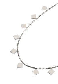 Collar de plata con una cadena flexible y colgantes planos y cuadrados espaciados uniformemente a lo largo de su longitud. Textura suave y diseño geométrico.