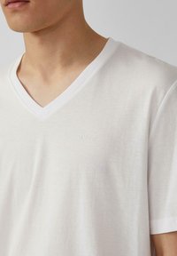 Witte V-hals T-shirt gemaakt van zachte, lichte katoen. Heeft een tonale "s. Oliver" logo op de borst en een relaxte pasvorm.