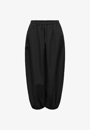 Luźne czarne spodnie z elastycznym pasem i marszczonymi nogawkami, wykonane z lekkiej, lekko połyskującej tkaniny.