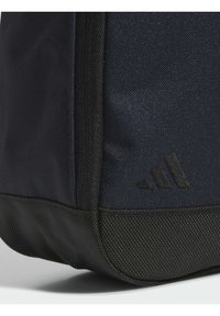 Marineblauwe stoffen rugzak met een gestructureerde zwarte onderkant, voorzien van een slank ontwerp en een debossed logo-accent aan de zijkant. Duurzaam en functioneel.