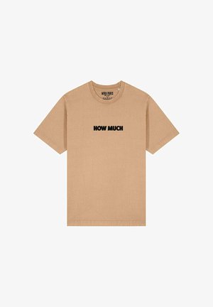 Tan katoenen T-shirt met korte mouwen, ronde hals en de tekst "HOW MUCH" in vetgedrukt zwart gecentreerd op de voorkant. Eenvoudig ontwerp.