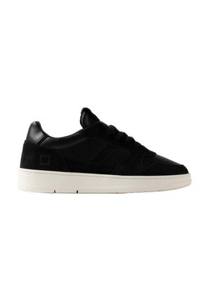 Sneaker nera low-top con suola bianca, frontale con lacci e dettagli in texture liscia e scamosciata, mostrata di profilo su sfondo bianco.