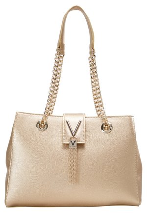 Gold strukturierte Handtasche mit doppelten Kettenriemen und einer vorderen Klappe mit V-förmigem Metallakzent und Quasten-Detail.