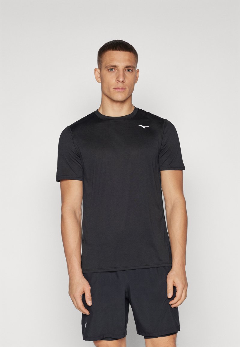 Camiseta atlética negra de manga corta, con cuello redondo y un logo blanco en el pecho, combinada con pantalones cortos negros. Textura suave, diseño ajustado.