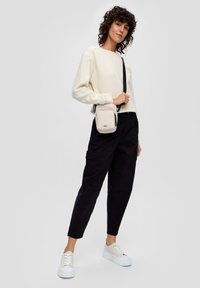 s.Oliver MIT SUPER HIGH WAIST - Cargohose - schwarz