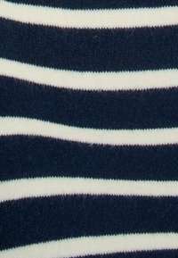 Tessuto a maglia a righe blu navy e bianche, caratterizzato da strisce orizzontali alternate di spessore variabile. Texture morbida con un aspetto accogliente.