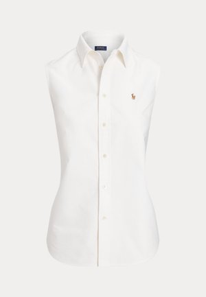 Witte mouwloze katoenen blouse met een puntige kraag, knoopsluiting aan de voorkant en een klein geborduurd logo aan de linkerkant.