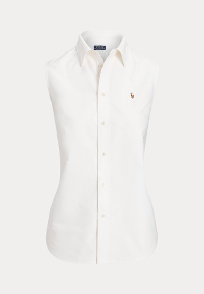 Biele bezrukávové tričko z bavlny, s cípatým golierom, predným zapínaním na gombíky a malým vyšívaným logom na ľavej strane.