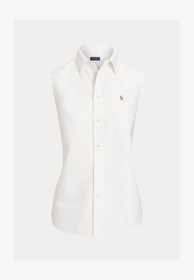 Biele bezrukávové tričko z bavlny, s cípatým golierom, predným zapínaním na gombíky a malým vyšívaným logom na ľavej strane.