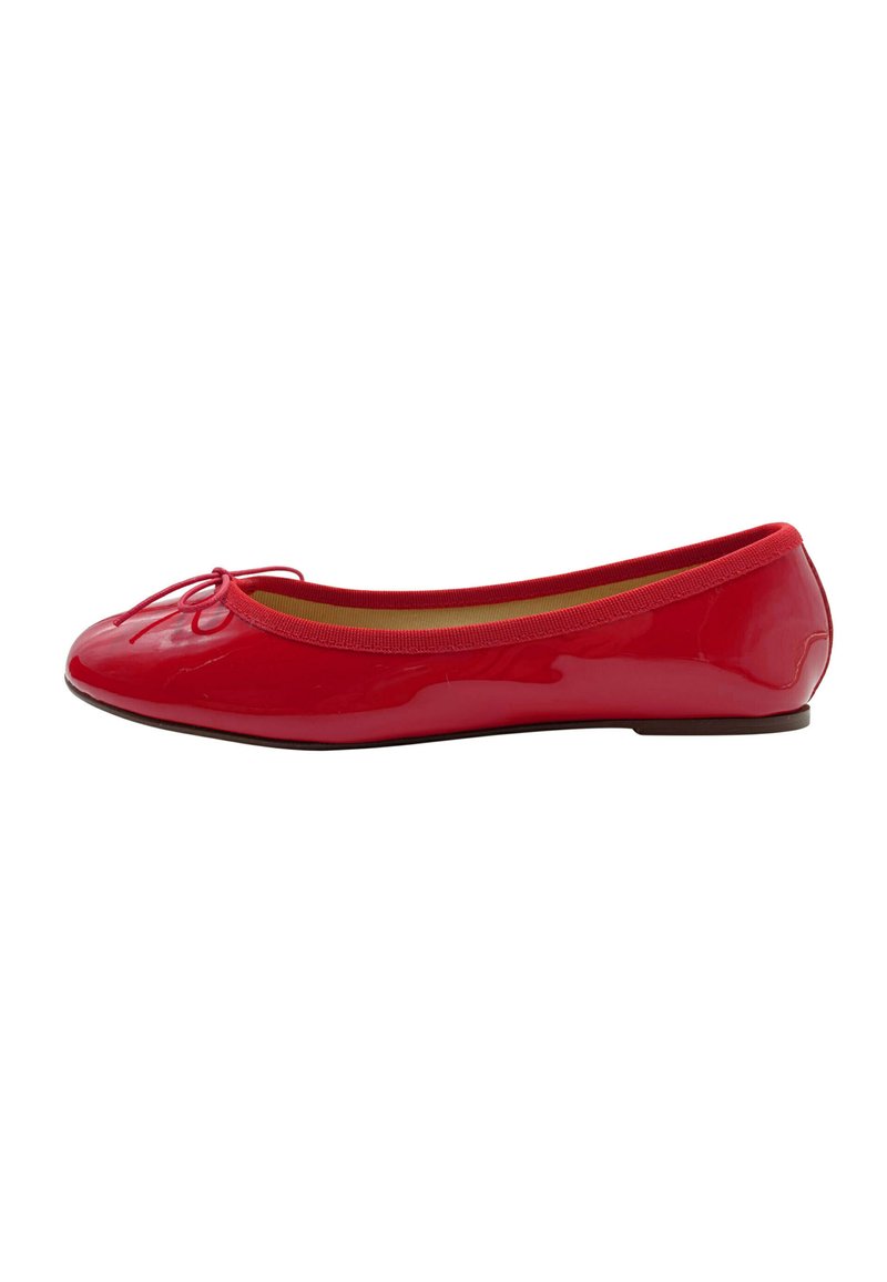Ballerines en cuir verni rouge avec un bout arrondi, un détail en nœud à l'avant et une semelle basse et flexible. Surface lisse et design minimaliste.