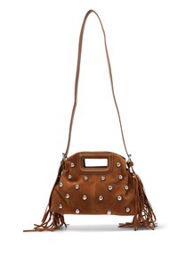 Bolso de ante marrón con tachuelas plateadas, detalles de flecos y un asa superior. Cuenta con una correa ajustable larga y una abertura rectangular.