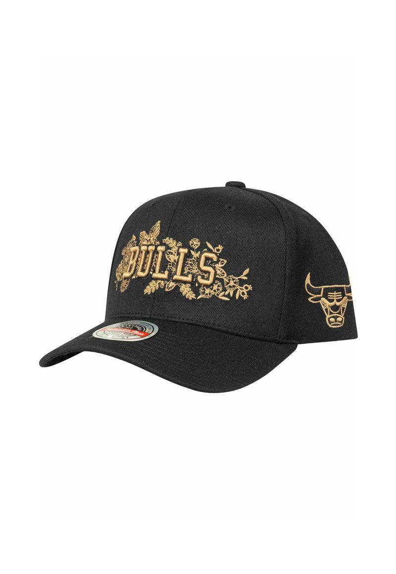 Gorra negra con el texto "BULLS" bordado en dorado y acentos florales, con un logo de toro en el costado y una visera curva.