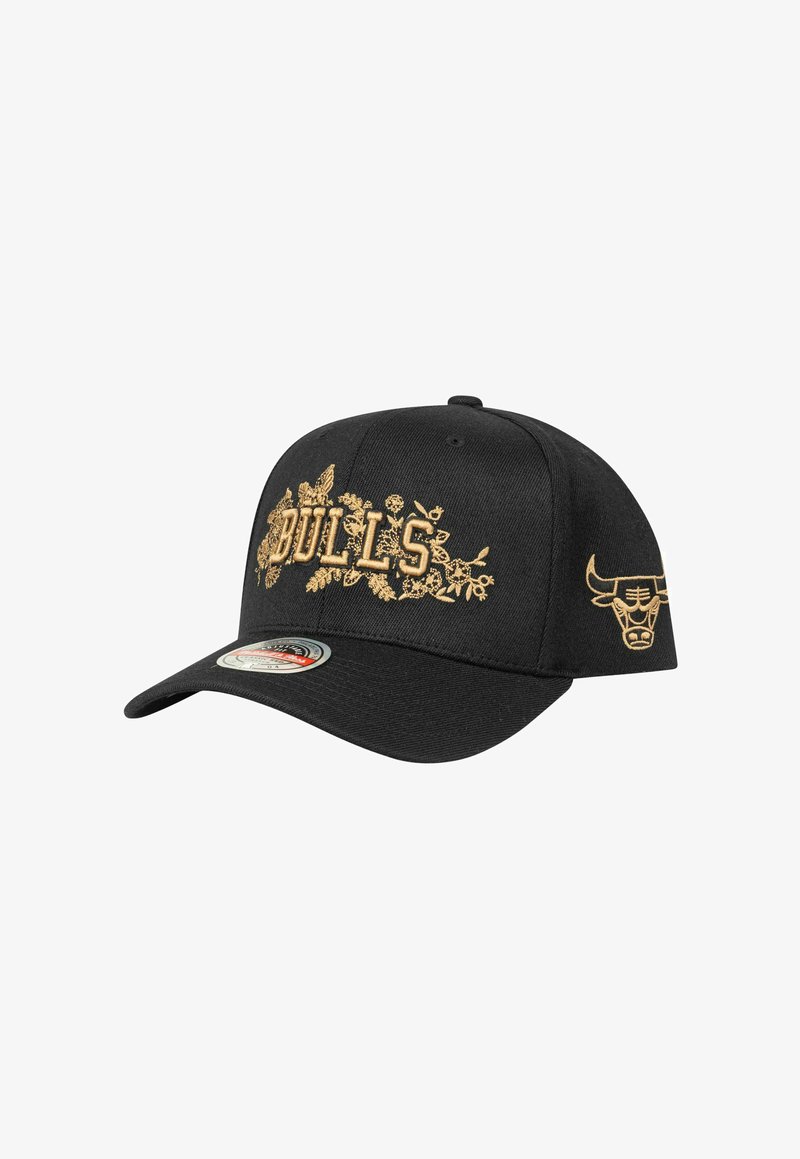 Schwarze Kappe mit goldgesticktem "BULLS"-Text und floralen Akzenten, mit einem Bullenlogo an der Seite und einem gebogenen Schirm.