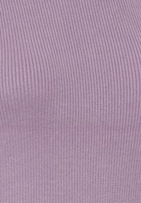 Tissu violet côtelé avec une texture lisse, présentant des lignes verticales et un léger brillant. Le matériau semble extensible et moulant.