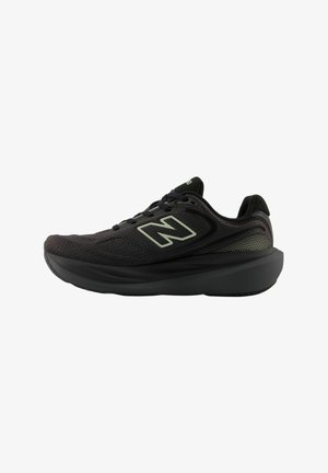 Zapato deportivo negro con parte superior de malla, cuello acolchado y suela de goma. Presenta un logo prominente "N" y detalles texturizados en el talón.