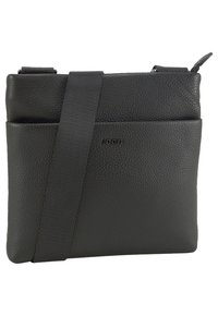 Černá kožená kabelka přes rameno s texturovaným povrchem, nastavitelným látkovým popruhem a jemně raženým logem. Kompaktní a minimalistický design.