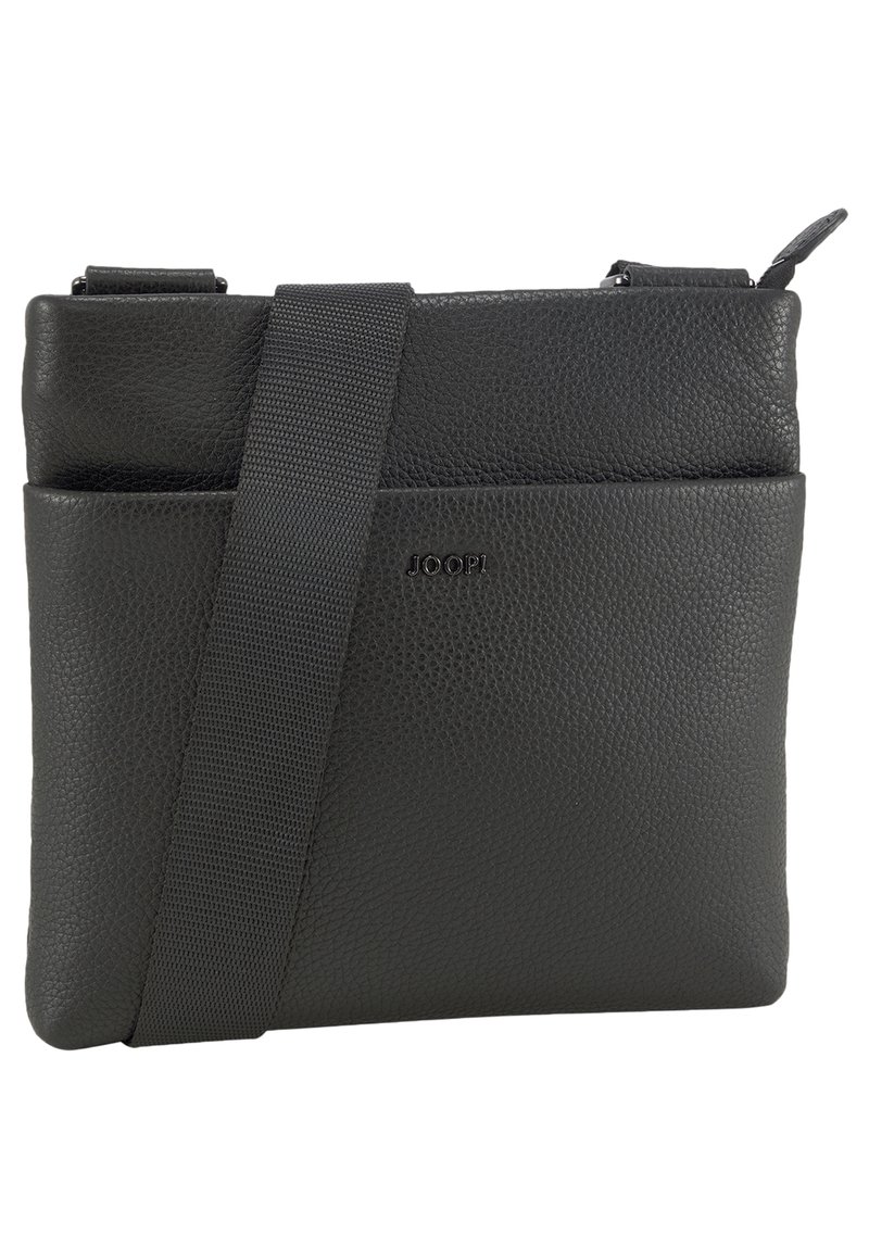 Černá kožená kabelka přes rameno s texturovaným povrchem, nastavitelným látkovým popruhem a jemně raženým logem. Kompaktní a minimalistický design.