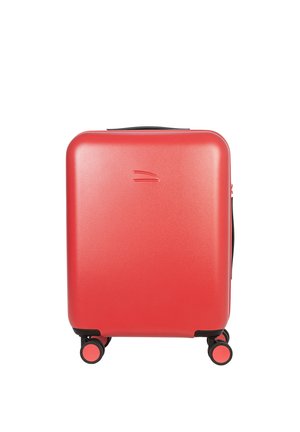 Roter Hartschalenkoffer mit vier Rollen und einem oberen Griff, von vorne auf weißem Hintergrund gezeigt.