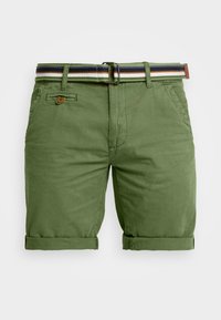 Shorts en coton verts avec un ourlet roulé, dotés d'une fermeture à bouton et à zip à l'avant, et d'une ceinture élastique rayée avec un accent en cuir marron.