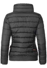 Veste matelassée noire avec un col montant, une texture matelassée, des coutures verticales et des poignets élastiques. Comprend un petit détail d'étiquette en cuir marron.