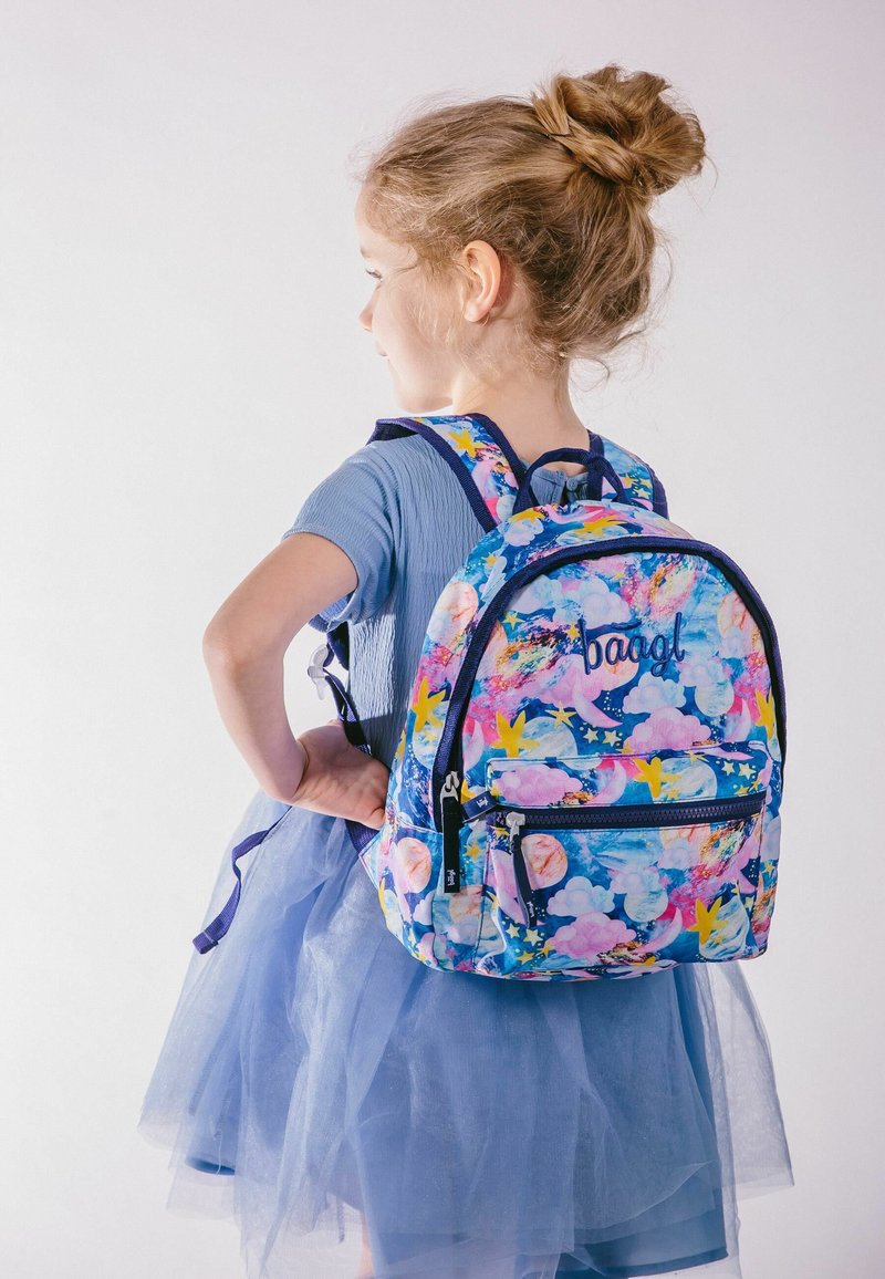 Zaino floreale blu con motivo di nuvole e stelle, tasca frontale con zip, spallacci imbottiti e un piccolo logo sul davanti.