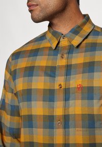 Fjällräven LAPPLAND STRETCH FLANNEL SHIRT M - Košeľa - laurel green/mountain blue