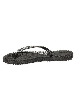 Sort flettet flip-flop sandaler med glitrende stropper besat med rhinsten og en tekstureret sål, vist fra siden på hvid baggrund.