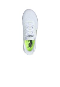 Scarpa sportiva bianca con tomaia in rete, punta rotonda e soletta in contrasto di colore verde neon. Presenta tre lacci bianchi e un logo sul lato.