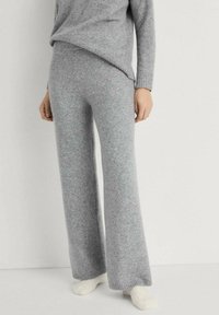 Maglione grigio a maglia e pantaloni a gamba larga abbinati, realizzati in un morbido tessuto testurizzato, con polsini a costine e una vestibilità rilassata.