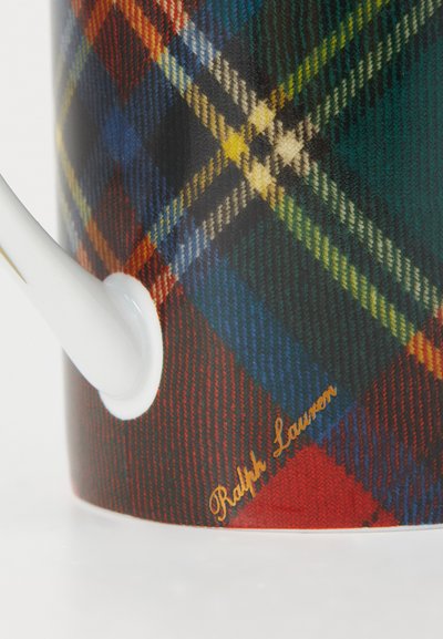 Usredotočena slika ručke šalice pričvršćene na šalicu s tartan uzorkom u crvenoj, zelenoj, plavoj i žutoj kariranoj boji te zlatnim logotipom Ralph Lauren.