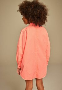 Next - OVERSIZED 3-16YRS - Bluza z gumbi - coral pink Miniaturna slika 1