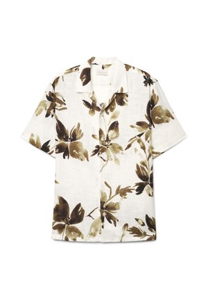 Weißes kurzärmeliges Hemd zum Knöpfen mit großem braunem und olivgrünem Blattmuster und Camp-Kragen, flach auf einem weißen Hintergrund ausgelegt.
