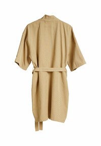 Béžový, štruktúrovaný župan so voľným strihom, krátkymi rukávmi a viazačkou v páse. Vertikálne pruhy pridávajú detail k dizajnu látky.